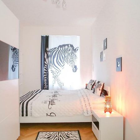 Stylish Apartment A Few Steps From Metro Prag Exterior foto