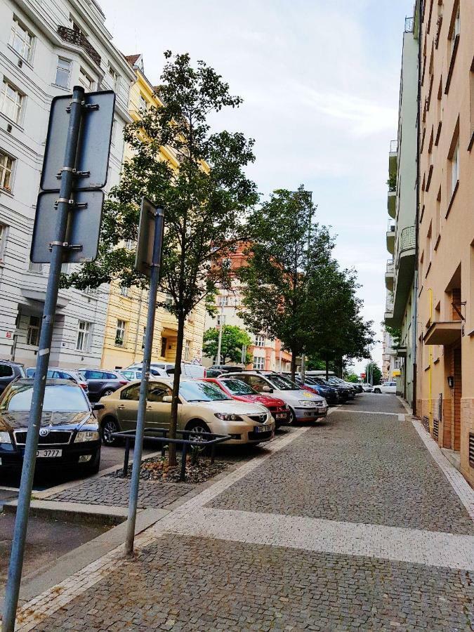 Stylish Apartment A Few Steps From Metro Prag Exterior foto