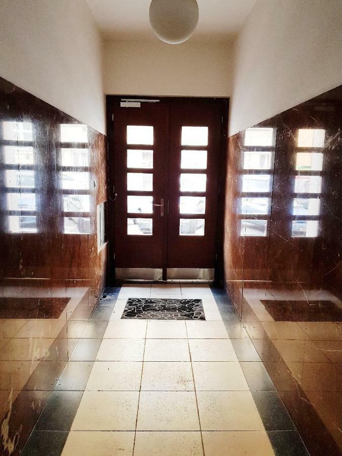 Stylish Apartment A Few Steps From Metro Prag Exterior foto