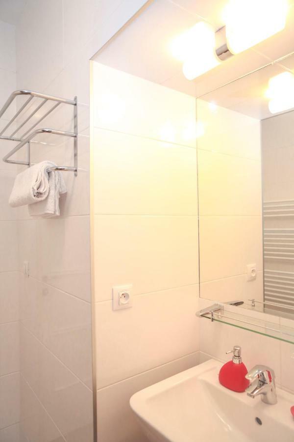Stylish Apartment A Few Steps From Metro Prag Exterior foto