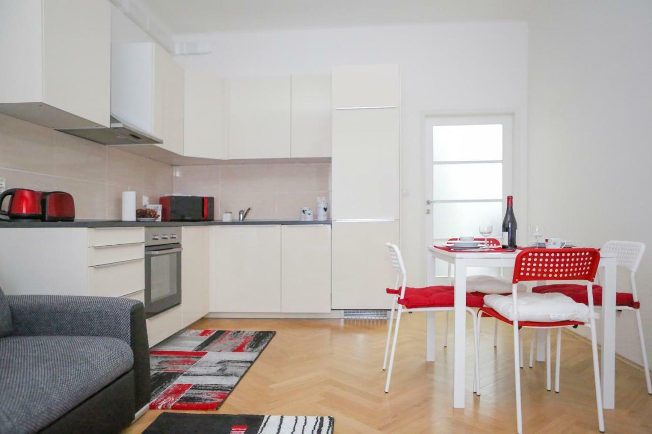 Stylish Apartment A Few Steps From Metro Prag Exterior foto