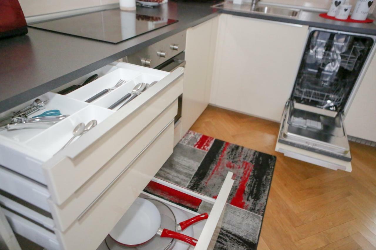 Stylish Apartment A Few Steps From Metro Prag Exterior foto