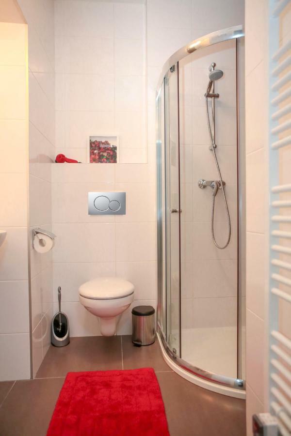 Stylish Apartment A Few Steps From Metro Prag Exterior foto